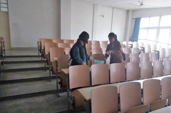 足球投注网站
阳光青协l雷锋月3月5日清扫教二教室 (2)